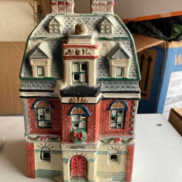 Unbranded Other - Ceramic Lighted Hotel House
